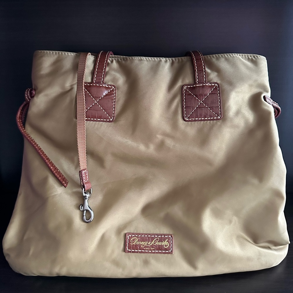 Dooney and Bourke shoulder bag EUC